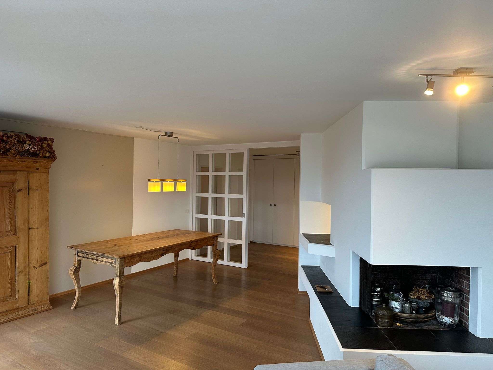 Helles renoviertes Wohnzimmer mit Kamin