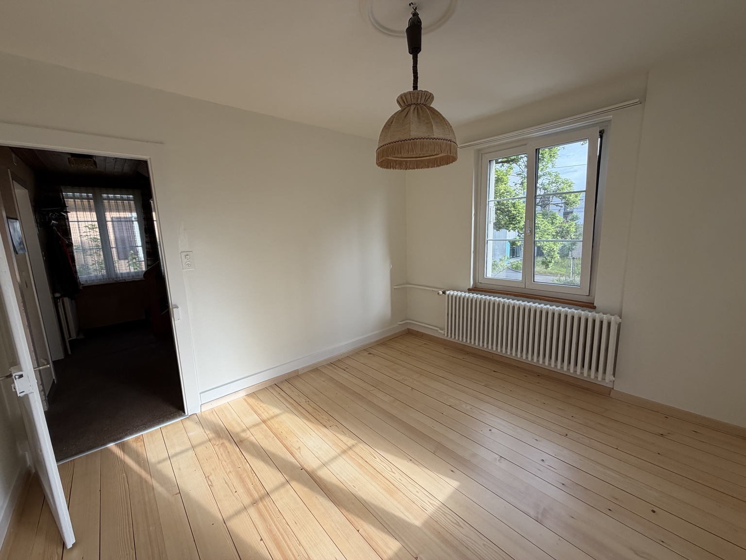Fertig renoviertes helles Zimmer
